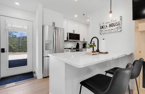 Bethel Condominio | Cozy condo in charming Bethel