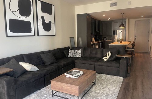 Uptown Apartamento | Ascent Victory Park Apartments Unit 1908
