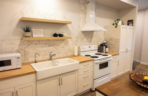 Calgary Casa | Entire 2 Bedroom Guest Suite with Laundry, Minutes from Bragg Creek!