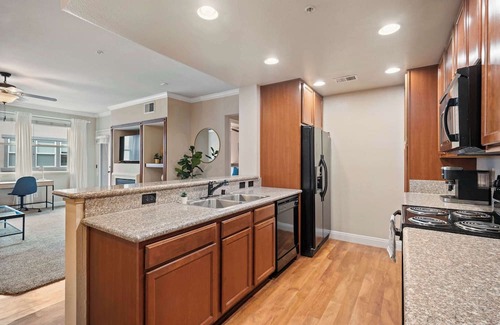 Reno/Tahoe Airport Apartamento | Luxury 2BR 2BA Apartment with Pool, Gym & Theater