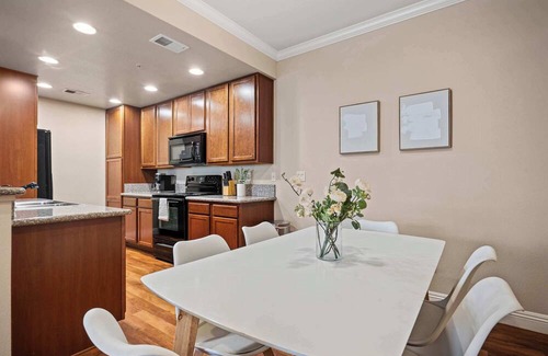 Reno/Tahoe Airport Apartamento | Luxury 2BR 2BA Apartment with Pool, Gym & Theater