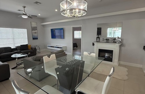Harris Casa | Villa Sunshine: Elegant & Modern 4BR Pool House