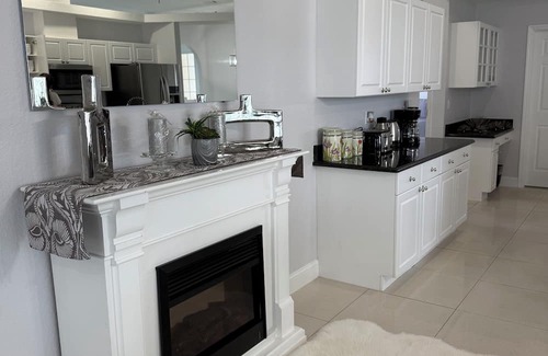 Harris Casa | Villa Sunshine: Elegant & Modern 4BR Pool House