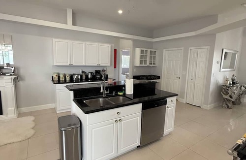Harris Casa | Villa Sunshine: Elegant & Modern 4BR Pool House