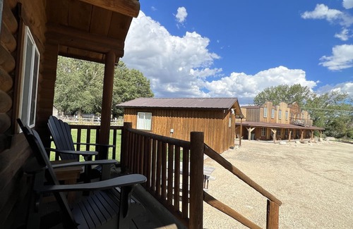 Almo Cabina | Cabin 7 at the Almo Inn near City of Rocks and Castle Rocks State Park - cozy!