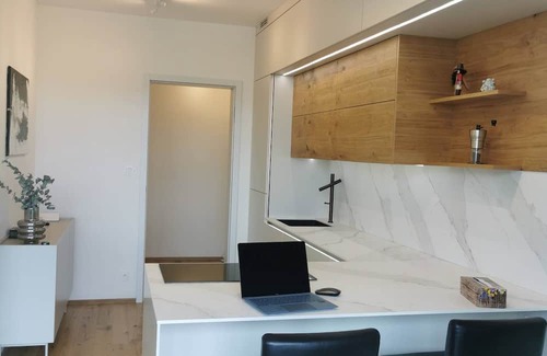 Nusle Apartamento | Estacionamiento gratuito, ubicación céntrica, casa con balcón al atardecer en Nu