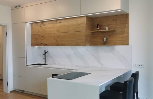 Nusle Apartamento | Estacionamiento gratuito, ubicación céntrica, casa con balcón al atardecer en Nu