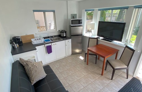 Renfrew-Collingwood Casa | 1 br private entrance by Skytrain station