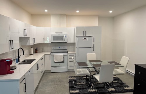 Sechelt Casa | 5 minute to the golf cours and lighthouse Pub. Downtown