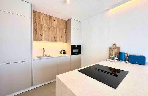 Arenal d'en Castell Apartamento | Apartment 'Poblado Marinero' with Balcony, Wi-Fi and Air Conditioning