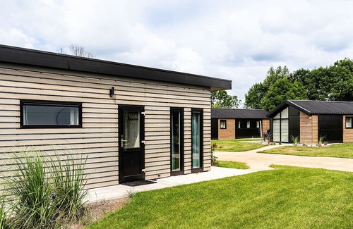 Vleteren Chalet De Esquí | Modern Lakeside Chalet, 2BR , Garden Views , Peaceful Escape