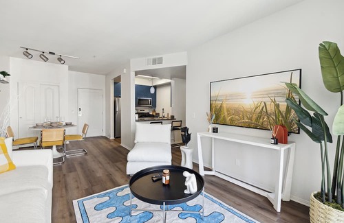 Marina del Rey Apartamento | Coastal Retreat: 2BDR Apt in Marina Del Rey – Pool, Gym & Free Parking