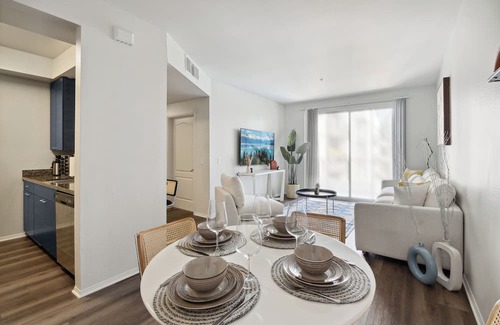 Marina del Rey Apartamento | Coastal Retreat: 2BDR Apt in Marina Del Rey – Pool, Gym & Free Parking