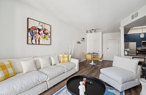 Marina del Rey Apartamento | Coastal Retreat: 2BDR Apt in Marina Del Rey – Pool, Gym & Free Parking
