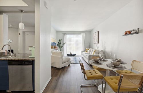 Marina del Rey Apartamento | Coastal Retreat: 2BDR Apt in Marina Del Rey – Pool, Gym & Free Parking