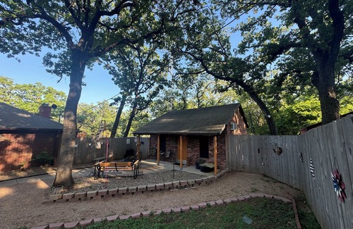 Azle Cabaña | Cozy & Charming cottage near Eagle Mountain Lake