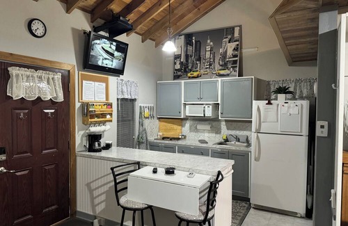 Azle Cabaña | Cozy & Charming cottage near Eagle Mountain Lake
