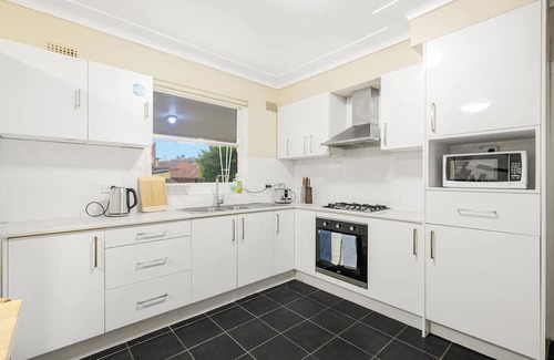 Bexley North Casa | Spacious 11-bedroom house in fabulous Bexley North with AC, WiFi with Pool