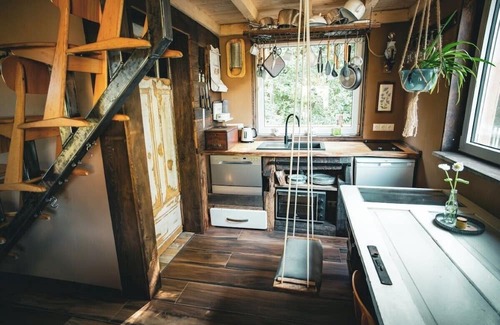 Zernien Cabina | Sustainable Picus Viridis tree house with sauna and hot tub in the countryside