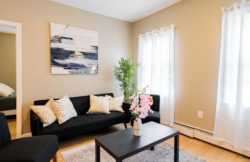 Malden Apartamento | Spacious 4-bedroom Boston with WiFi, free parking