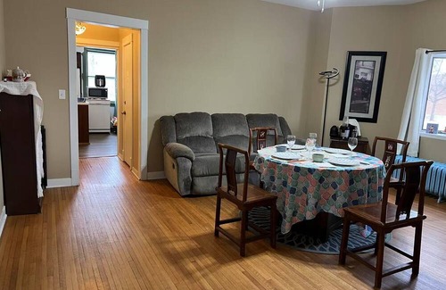 Ottawa Casa | 3-bedroom house in fabulous Ottawa with WiFi, AC. WASHER/FDRYER， Enjoy your stay
