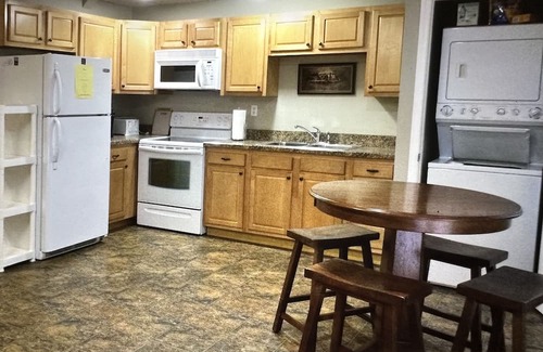 Vine Grove Apartamento | Charming 1-bedroom apartment in welcoming Vine Grove with WiFi, AC ; sleeps 4.