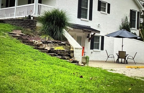 Vine Grove Apartamento | Charming 1-bedroom apartment in welcoming Vine Grove with WiFi, AC ; sleeps 4.