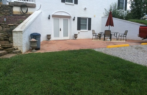 Vine Grove Apartamento | Charming 1-bedroom apartment in welcoming Vine Grove with WiFi, AC ; sleeps 4.