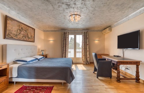 Arles Casa | Room 'Chambre 1' with Shared Pool, Wi-Fi and Air Conditioning