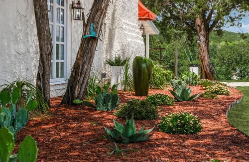 Mineral Wells Casa | Gorgeous Ridge View Retreat.Historic Casa.Sleeps 11 .Walk to River. ADA Acc.