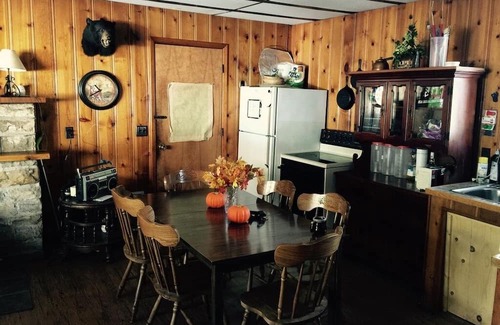 Fleming Cabina | Fantastic 2-bedroom cabin in Black Moshannon State Park. Only 20 mins from PSU!