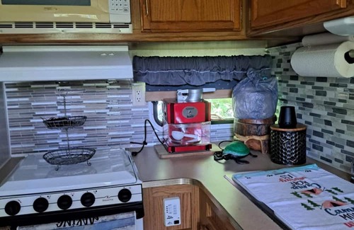 Danville Alquiler De RV | Tranquil campsite with AC in the woods of Danville