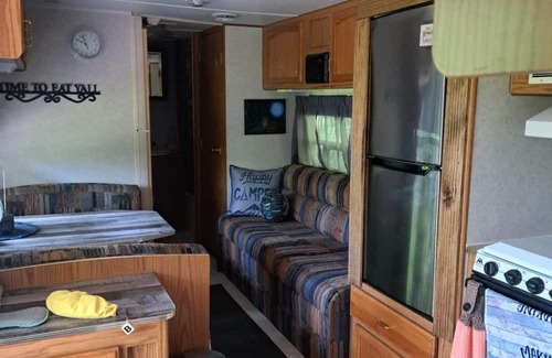 Danville Alquiler De RV | Tranquil campsite with AC in the woods of Danville