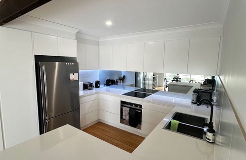 Wamberal Apartamento | 100m from Beach: The Wambi Getaway, Pet Friendly, 2BR, Entire Apartment and Yard
