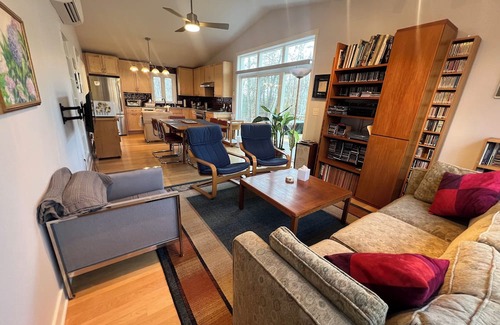 Hadley Casa | Charming 3-bedroom 2-bathroom house with AC, WiFi in beautiful Amherst, MA