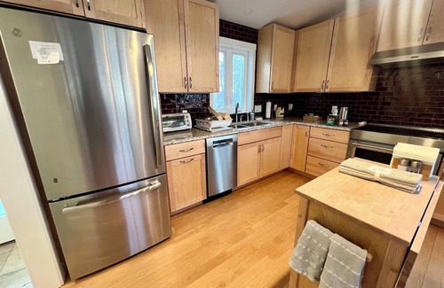 Hadley Casa | Charming 3-bedroom 2-bathroom house with AC, WiFi in beautiful Amherst, MA