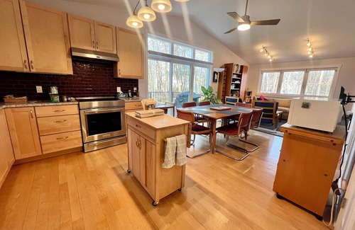Hadley Casa | Charming 3-bedroom 2-bathroom house with AC, WiFi in beautiful Amherst, MA