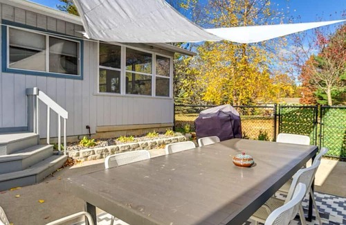 New Lisbon Cabina | Charming 3-bedroom cabin with AC, WiFi on canal to Castle Rock Lake
