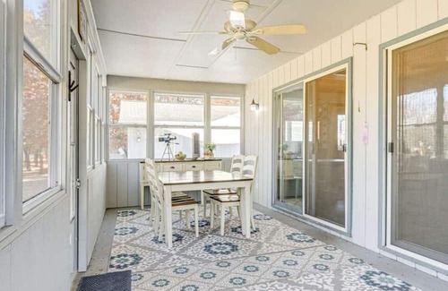 New Lisbon Cabina | Charming 3-bedroom cabin with AC, WiFi on canal to Castle Rock Lake