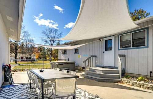 New Lisbon Cabina | Charming 3-bedroom cabin with AC, WiFi on canal to Castle Rock Lake