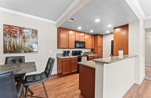 Reno/Tahoe Airport Apartamento | New Trendy 1BR Apartment with Heated Pool, Gym & Minigolf