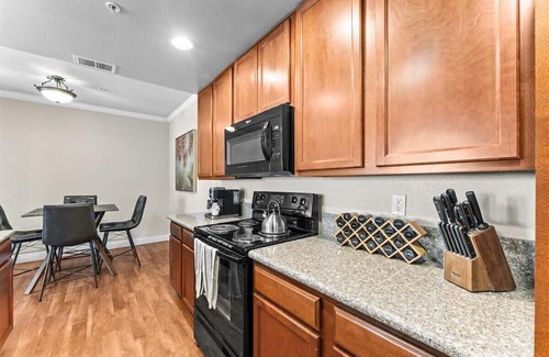 Reno/Tahoe Airport Apartamento | New Trendy 1BR Apartment with Heated Pool, Gym & Minigolf