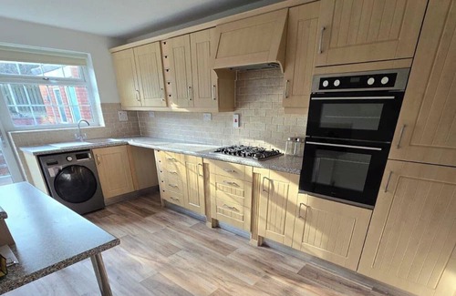 Handsworth Casa | Spacious Central Home - Sleeps 7, Garden & Parking