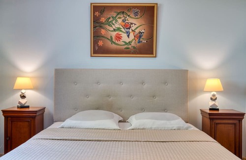 Arles Casa | Apartment 'Chambre 2' with Shared Pool, Wi-Fi and Air Conditioning