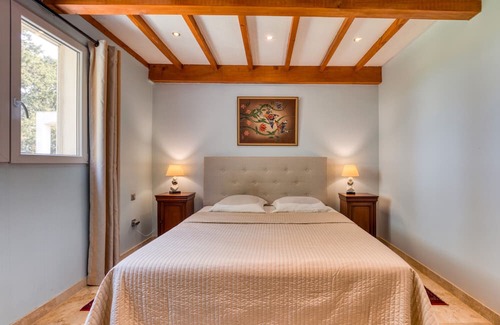 Arles Casa | Apartment 'Chambre 2' with Shared Pool, Wi-Fi and Air Conditioning