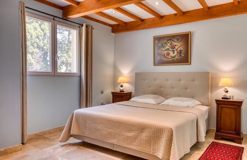 Arles Casa | Apartment 'Chambre 2' with Shared Pool, Wi-Fi and Air Conditioning