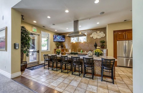 Reno/Tahoe Airport Apartamento | New Cozy & Stylish 1BR with Heated Pool, Relaxing Spa & Sauna