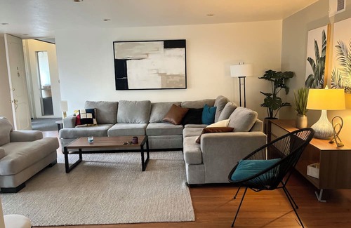 Westlake Village Apartamento | Chic 2-bedroom apartment with WiFi, AC in tranquil Westlake Village