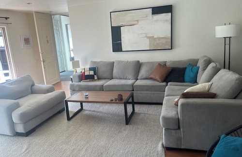 Westlake Village Apartamento | Chic 2-bedroom apartment with WiFi, AC in tranquil Westlake Village