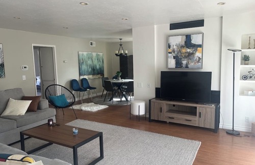 Westlake Village Apartamento | Chic 2-bedroom apartment with WiFi, AC in tranquil Westlake Village